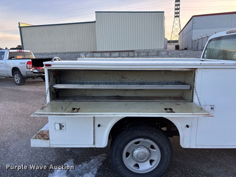 image for item OE9252 2008 Ford F250 Super Duty XL utility bed pickup truck