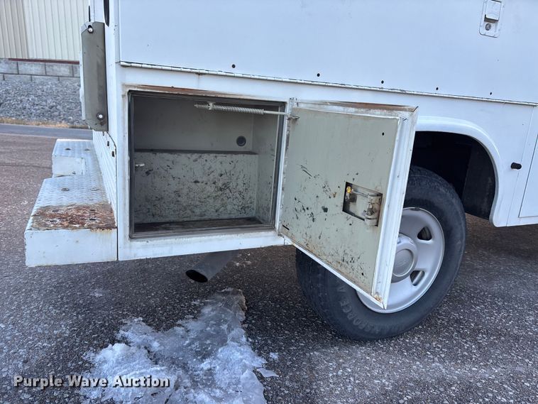 image for item OE9252 2008 Ford F250 Super Duty XL utility bed pickup truck