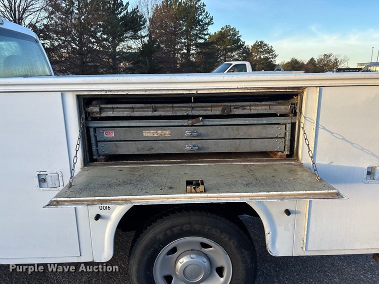 image for item OE9252 2008 Ford F250 Super Duty XL utility bed pickup truck