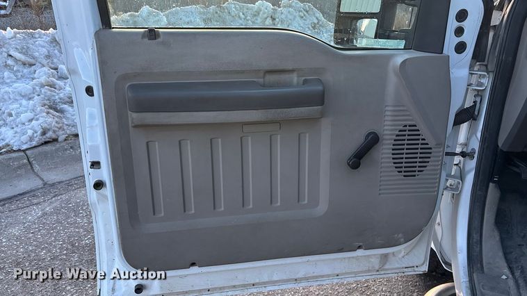 image for item OE9252 2008 Ford F250 Super Duty XL utility bed pickup truck