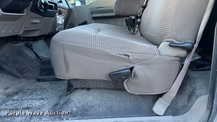 image for item OE9252 2008 Ford F250 Super Duty XL utility bed pickup truck