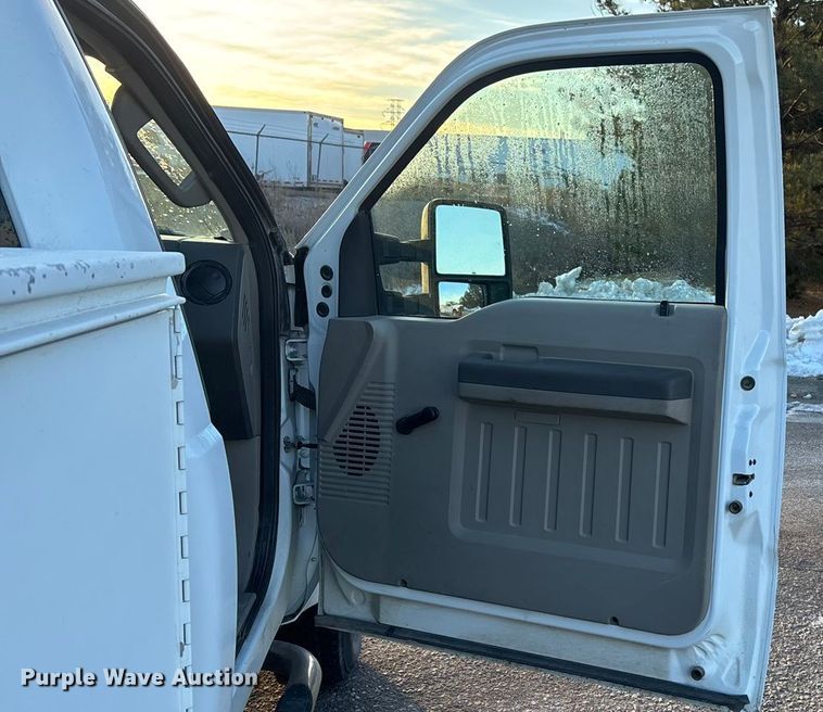 image for item OE9252 2008 Ford F250 Super Duty XL utility bed pickup truck