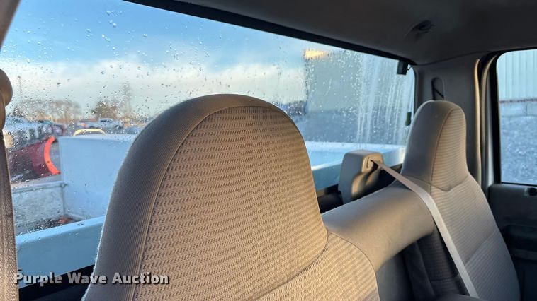 image for item OE9252 2008 Ford F250 Super Duty XL utility bed pickup truck