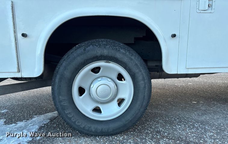 image for item OE9252 2008 Ford F250 Super Duty XL utility bed pickup truck