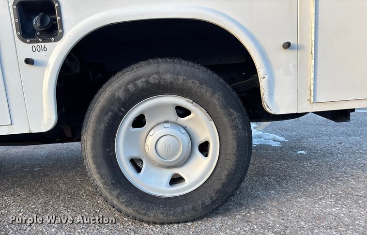 image for item OE9252 2008 Ford F250 Super Duty XL utility bed pickup truck