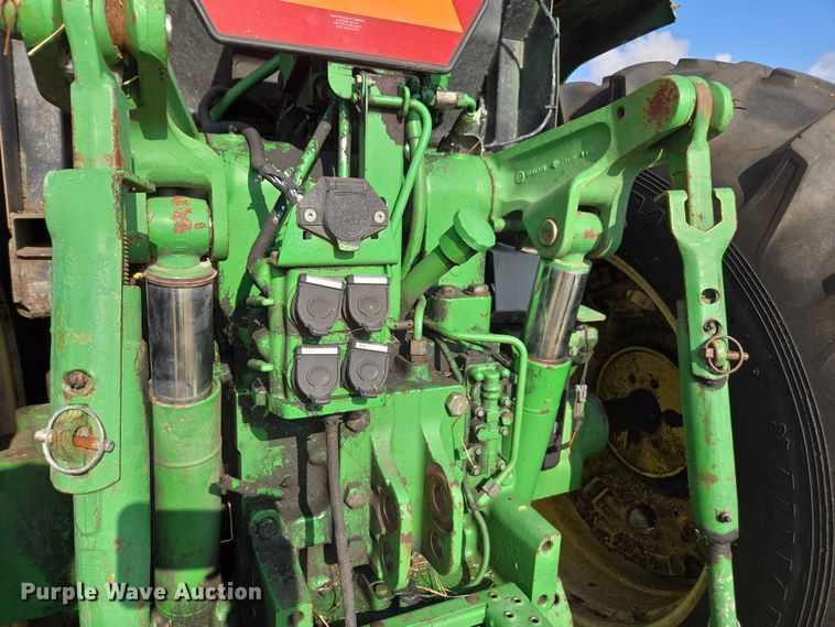 image for item DT4715 1999 John Deere 7810 MFWD tractor