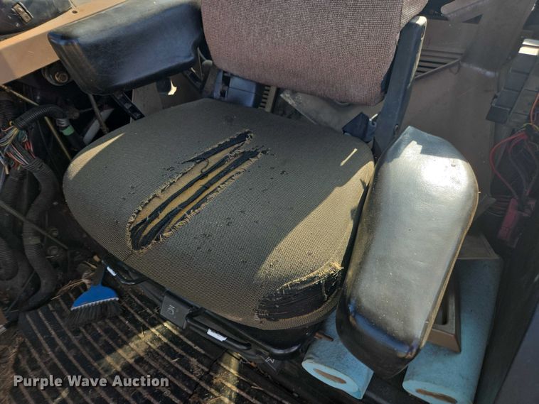 image for item DT4715 1999 John Deere 7810 MFWD tractor