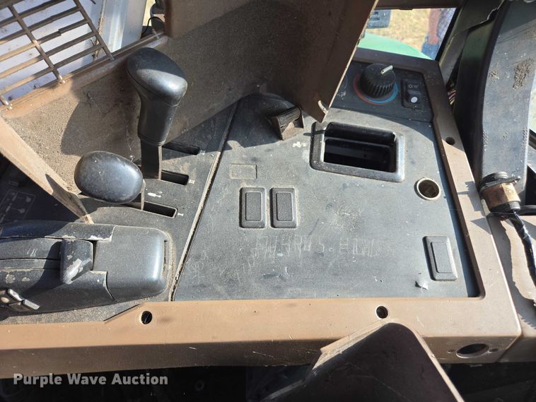 image for item DT4715 1999 John Deere 7810 MFWD tractor