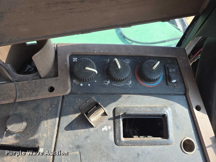 image for item DT4715 1999 John Deere 7810 MFWD tractor