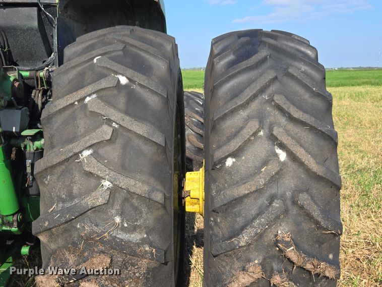 image for item DT4715 1999 John Deere 7810 MFWD tractor