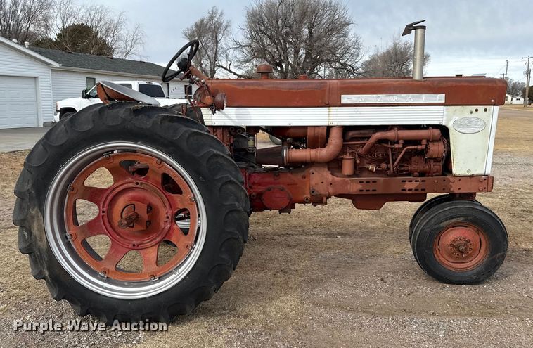 image for item EP2692 International Harvester Farmall 460 tractor
