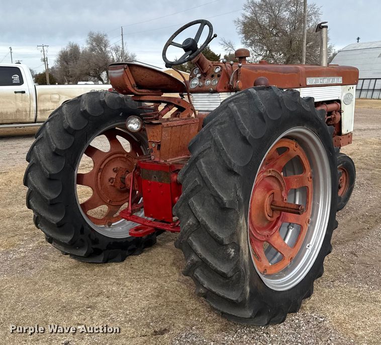 image for item EP2692 International Harvester Farmall 460 tractor