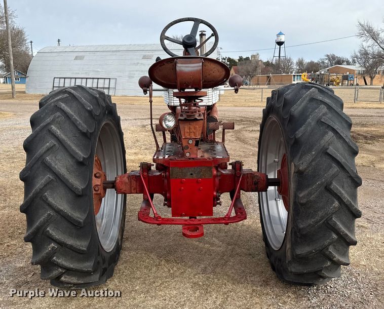 image for item EP2692 International Harvester Farmall 460 tractor