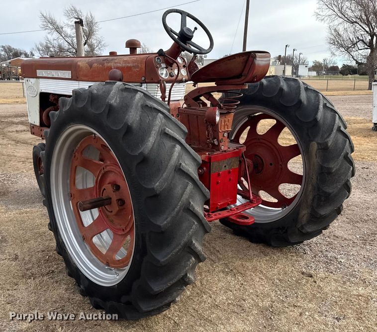 image for item EP2692 International Harvester Farmall 460 tractor