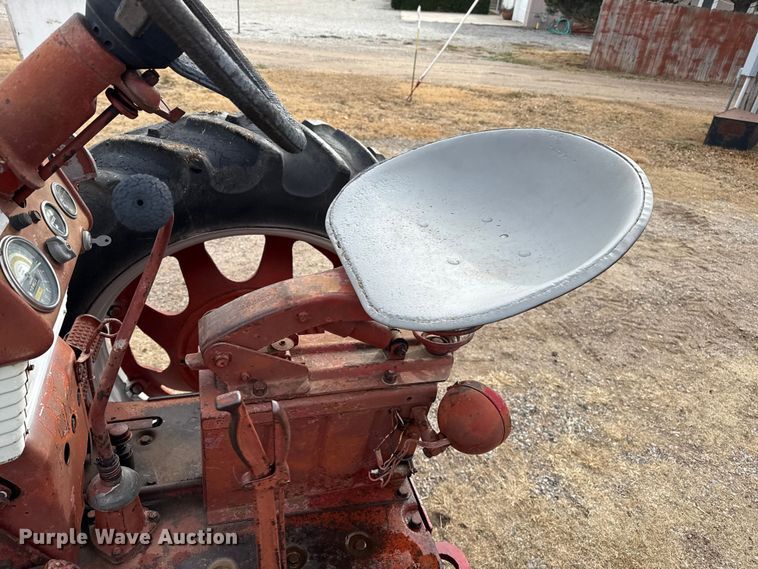 image for item EP2692 International Harvester Farmall 460 tractor