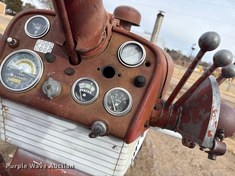 image for item EP2692 International Harvester Farmall 460 tractor