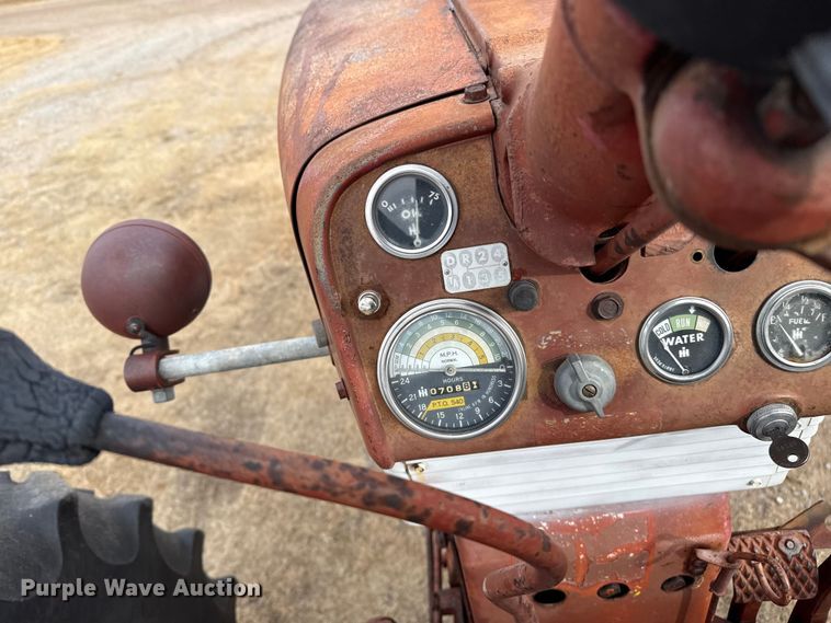 image for item EP2692 International Harvester Farmall 460 tractor