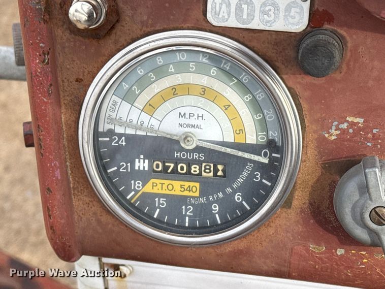 image for item EP2692 International Harvester Farmall 460 tractor