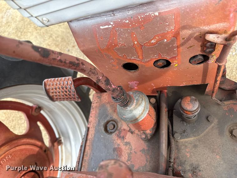 image for item EP2692 International Harvester Farmall 460 tractor