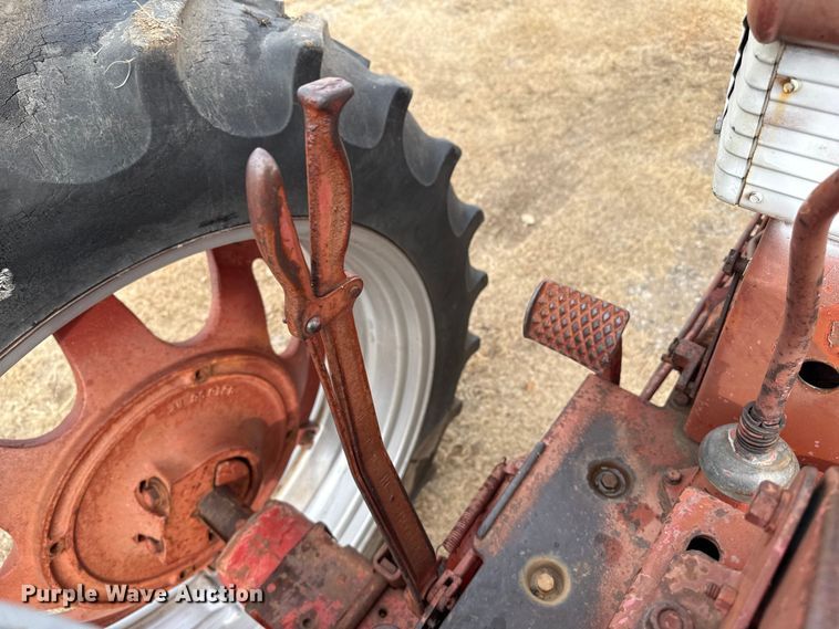 image for item EP2692 International Harvester Farmall 460 tractor