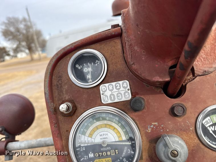 image for item EP2692 International Harvester Farmall 460 tractor