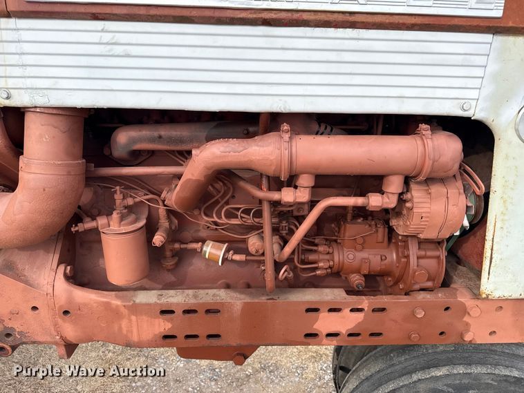 image for item EP2692 International Harvester Farmall 460 tractor