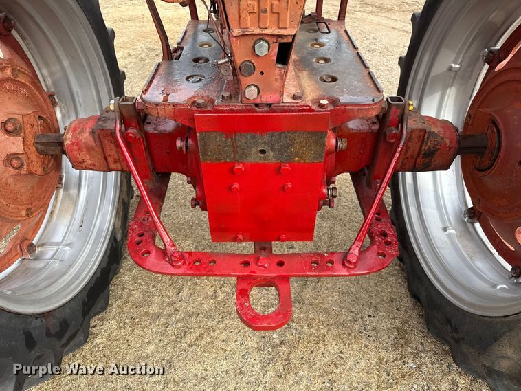 image for item EP2692 International Harvester Farmall 460 tractor