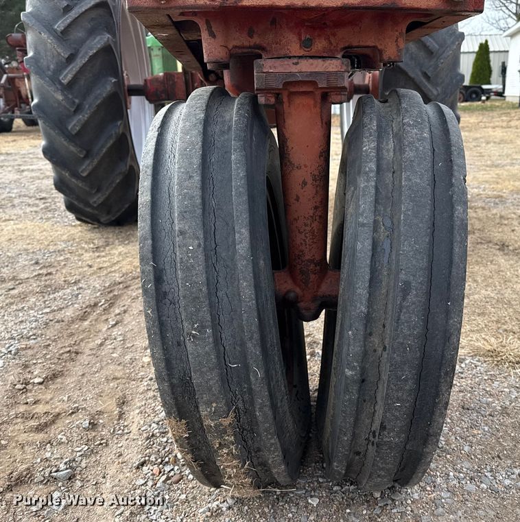 image for item EP2692 International Harvester Farmall 460 tractor