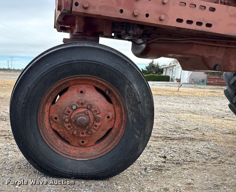 image for item EP2692 International Harvester Farmall 460 tractor