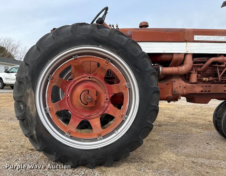 image for item EP2692 International Harvester Farmall 460 tractor