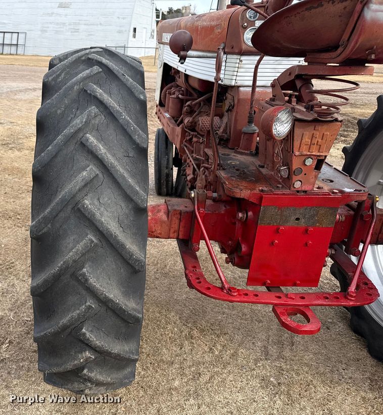 image for item EP2692 International Harvester Farmall 460 tractor