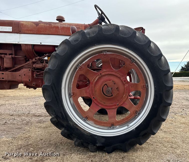 image for item EP2692 International Harvester Farmall 460 tractor