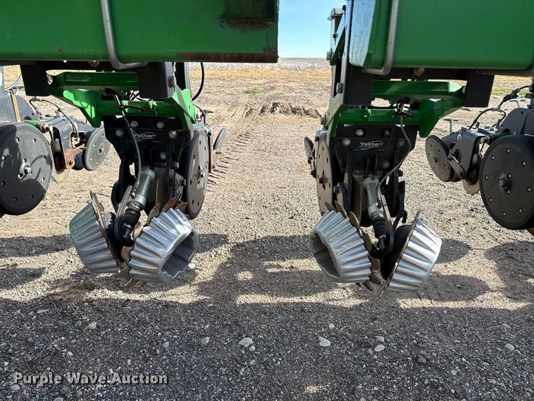 image for item EP2706 John Deere planter