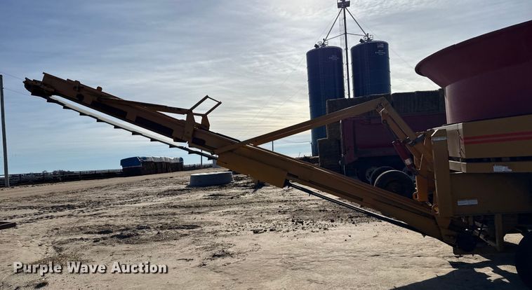 image for item EP2707 DuraTech Haybuster H1100 bale processor