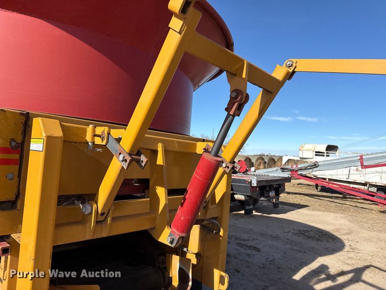 image for item EP2707 DuraTech Haybuster H1100 bale processor