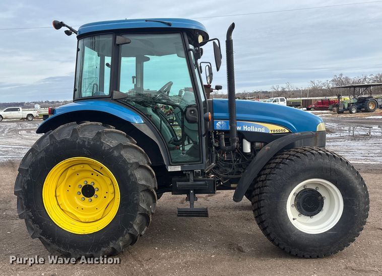 image for item FG1561 2010 New Holland TD5050 MFWD tractor