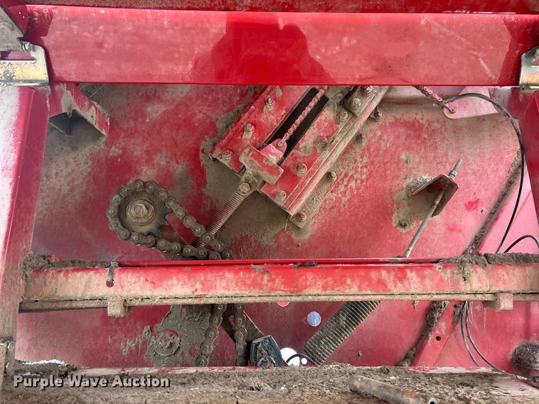 image for item YA1676 2008 New Holland BR7090 round baler