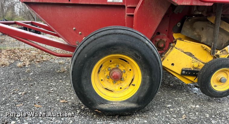 image for item YA1676 2008 New Holland BR7090 round baler