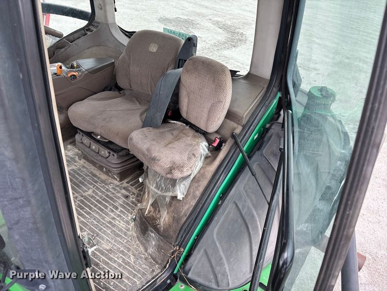 image for item YA1761 2018 John Deere 8320RT tractor