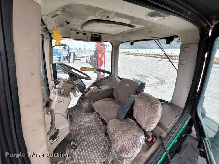 image for item YA1761 2018 John Deere 8320RT tractor