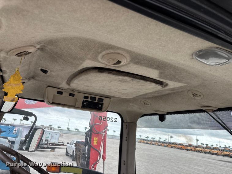 image for item YA1761 2018 John Deere 8320RT tractor