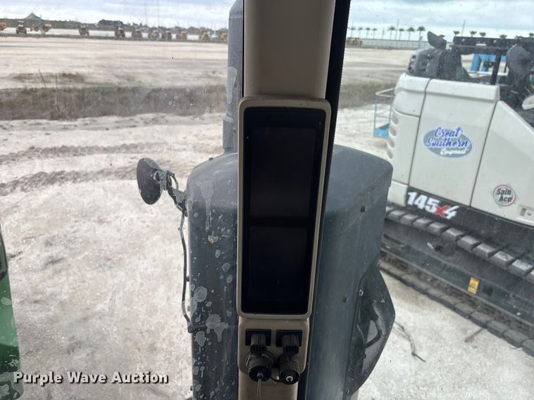 image for item YA1761 2018 John Deere 8320RT tractor