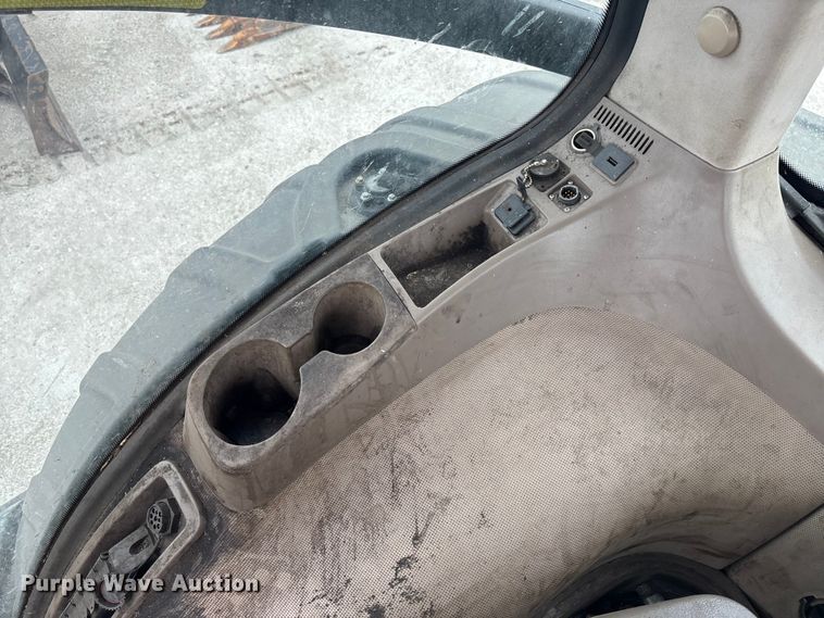 image for item YA1761 2018 John Deere 8320RT tractor