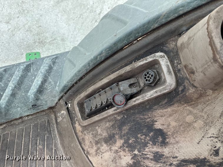 image for item YA1761 2018 John Deere 8320RT tractor