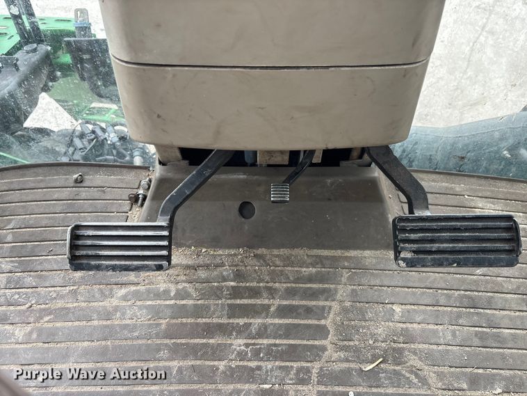 image for item YA1761 2018 John Deere 8320RT tractor