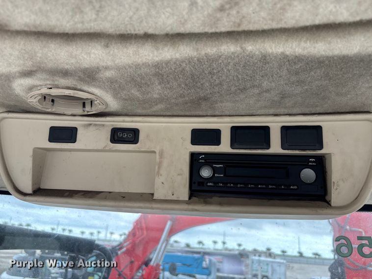 image for item YA1761 2018 John Deere 8320RT tractor