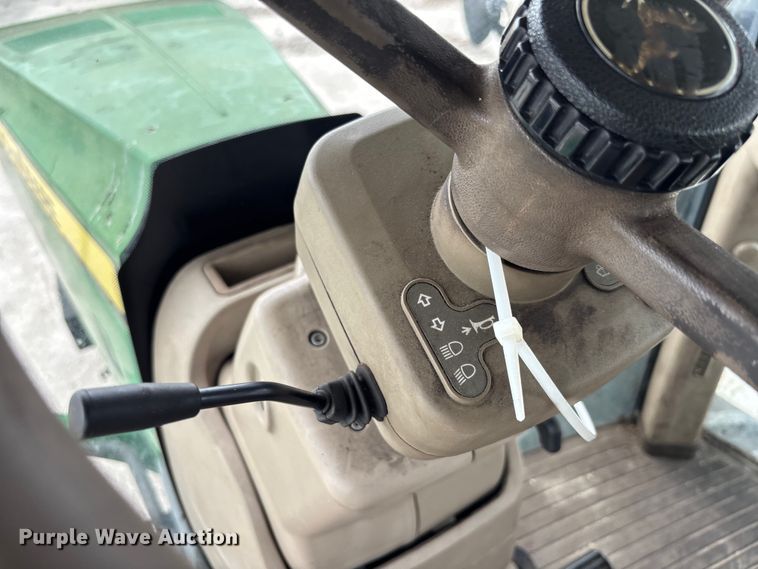 image for item YA1761 2018 John Deere 8320RT tractor