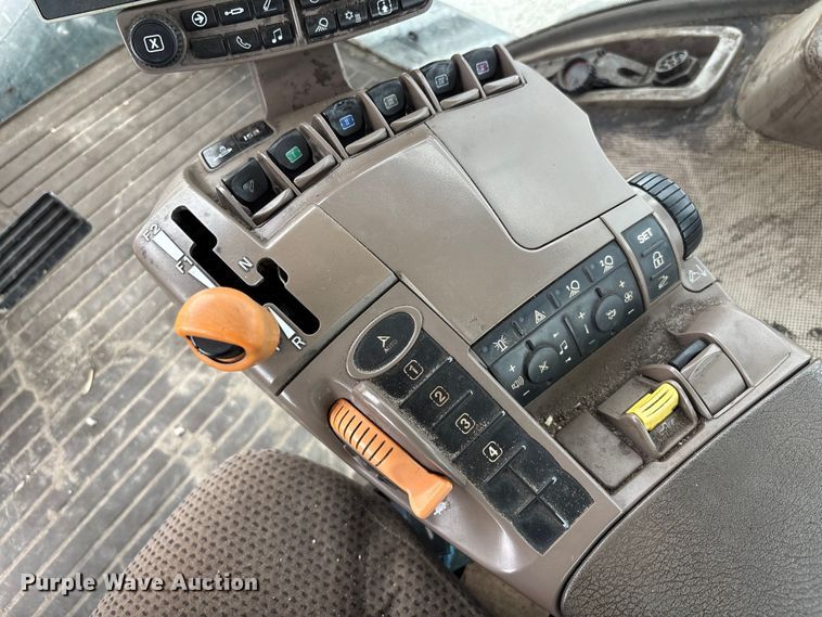 image for item YA1761 2018 John Deere 8320RT tractor