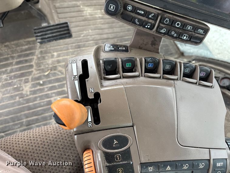 image for item YA1761 2018 John Deere 8320RT tractor