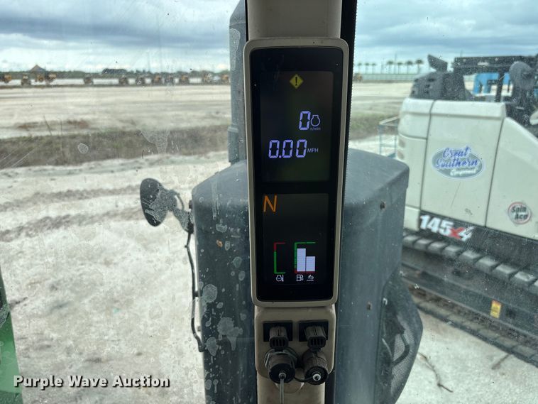 image for item YA1761 2018 John Deere 8320RT tractor